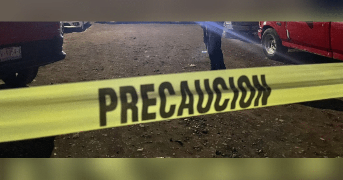 Cinta de precaución amarilla con 'PRECAUCIÓN' en negro, vehículos y persona en escena de atentado en Culiacán.