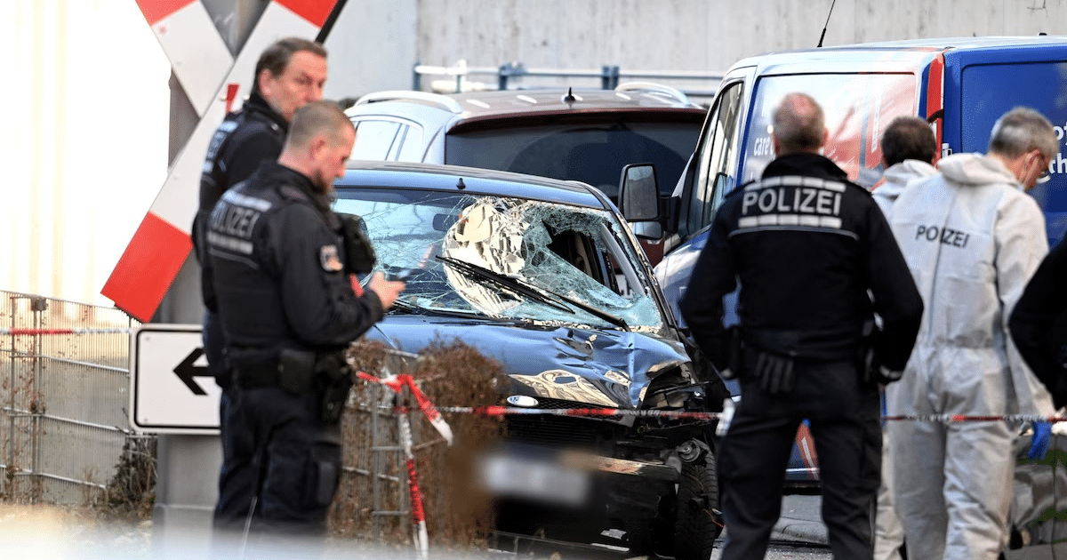 Policía investiga accidente en Mannheim con vehículo dañado y parabrisas destrozado