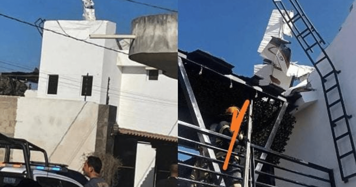 Trabajador en el techo de una casa dañada tras accidente aéreo en Bahía de Banderas
