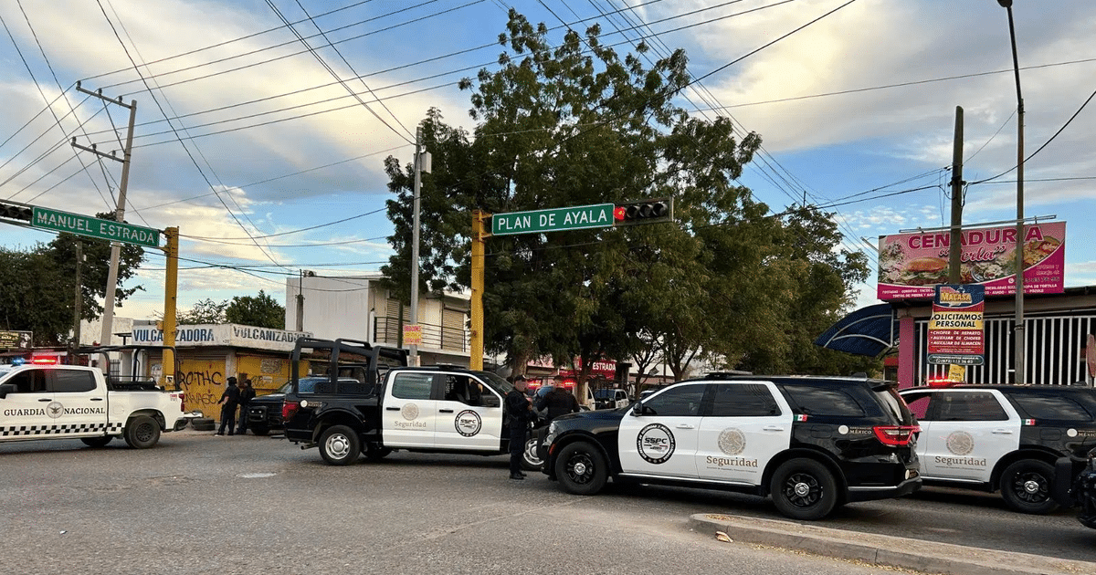 Intersección de calles en Culiacán con vehículos policiales y Guardia Nacional