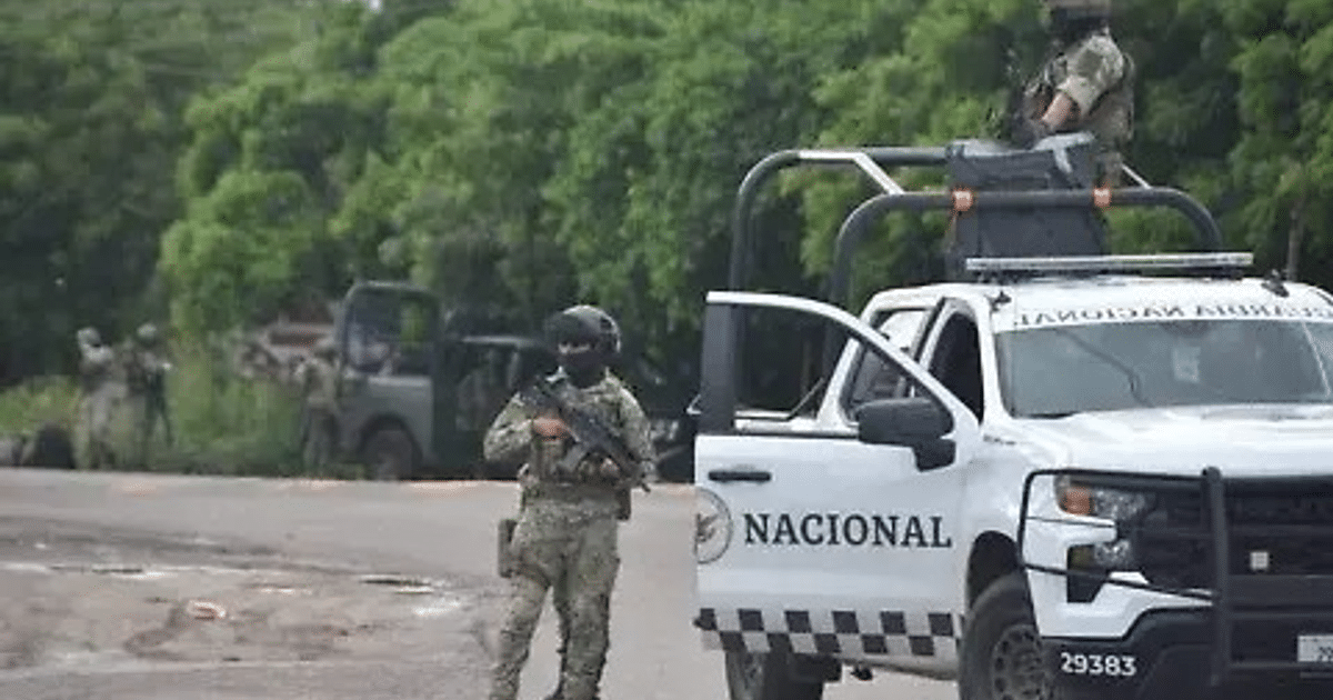 Operativo militar en Culiacán con vehículo y soldados en vigilancia
