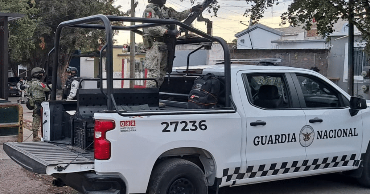 Vehículo de la Guardia Nacional con personal armado en operativo en Villa Bonita, Culiacán.