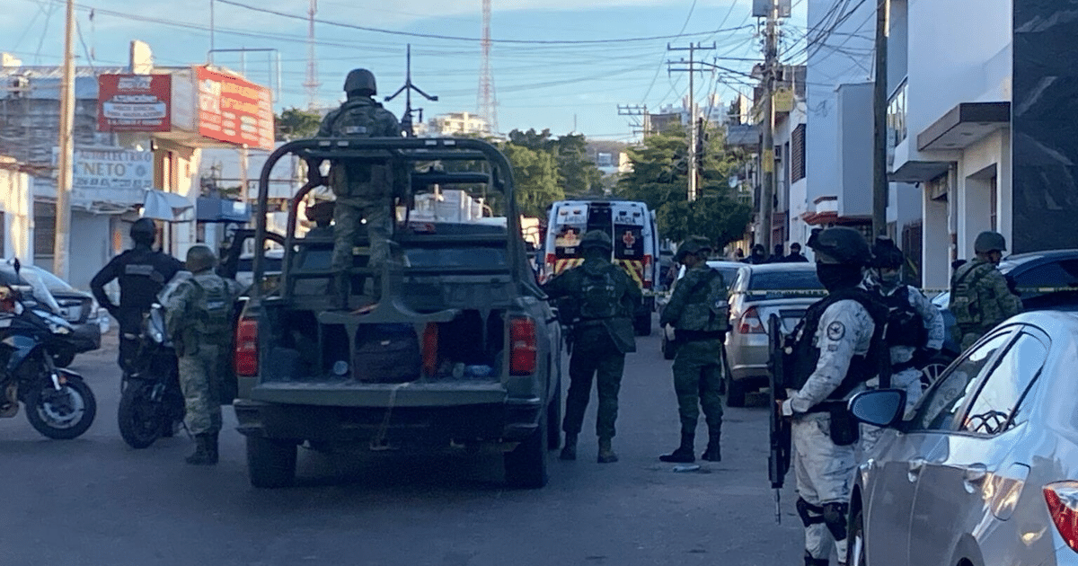 Operativo de seguridad con vehículos y personal militar en respuesta a incidente violento en colonia Lázaro Cárdenas.