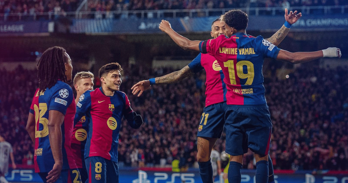 Jugadores del FC Barcelona celebrando en el estadio tras victoria en la Liga de Campeones