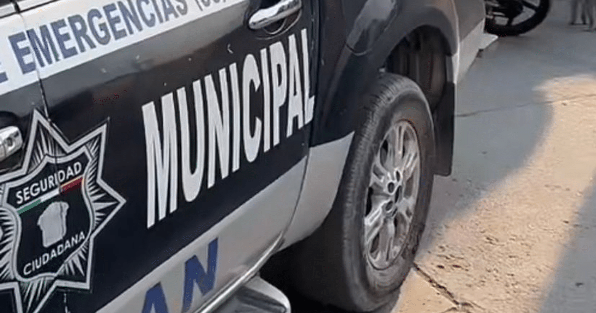 Vehículo municipal con llanta desinflada en área urbana, relacionado con hallazgo de bebé en Tultitlán.