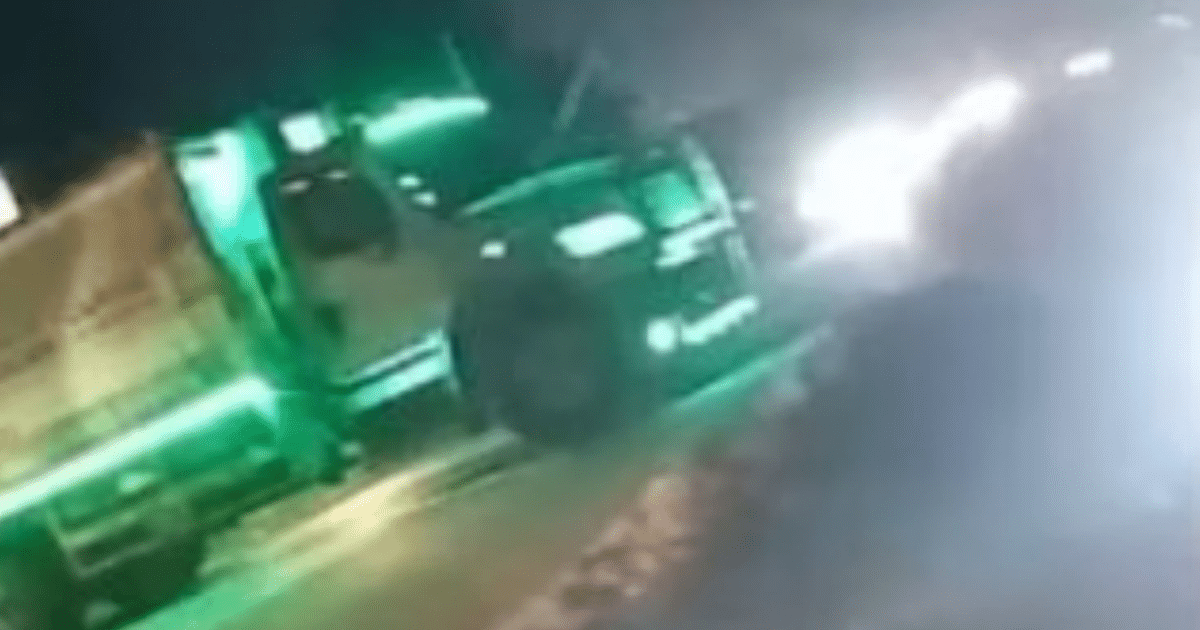 Camión con luces verdes en carretera nocturna, Culiacán