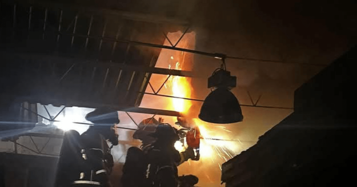Bomberos Mazatlán combatiendo incendio en local comercial