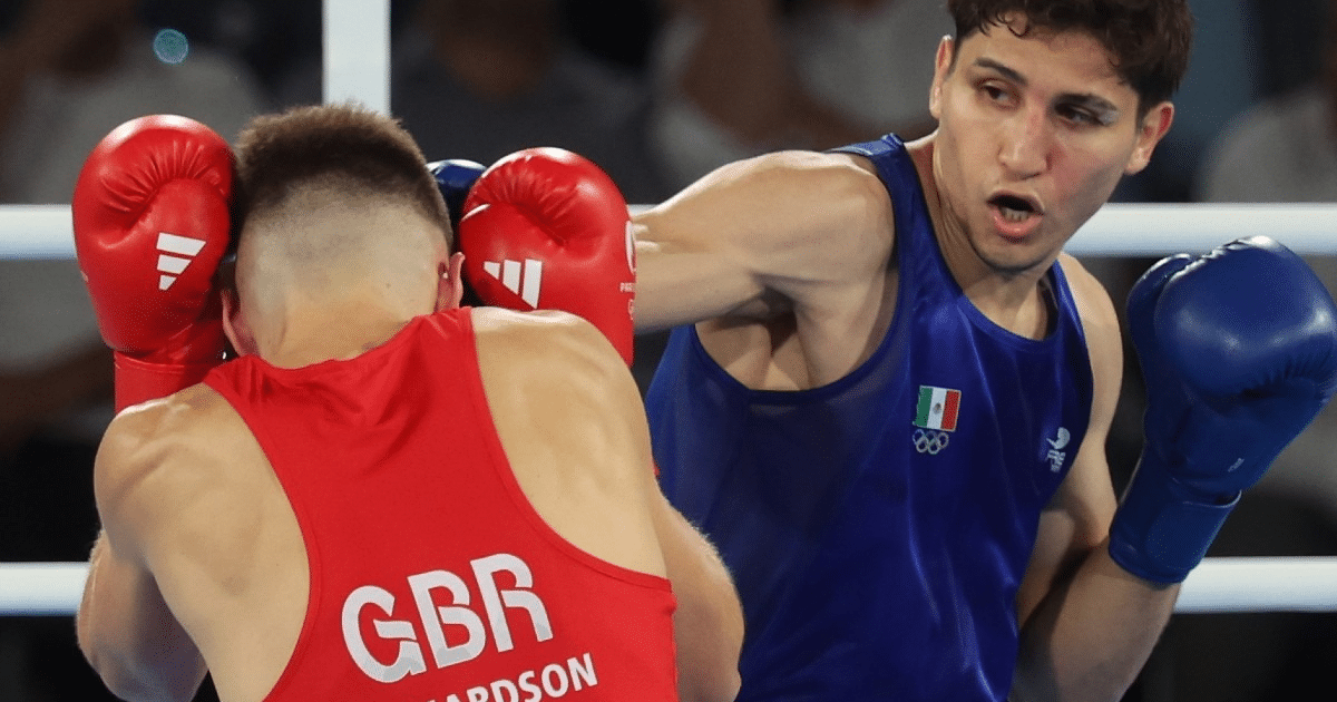 Boxeador mexicano con guantes azules lanza un puñetazo en el ring durante una competencia.