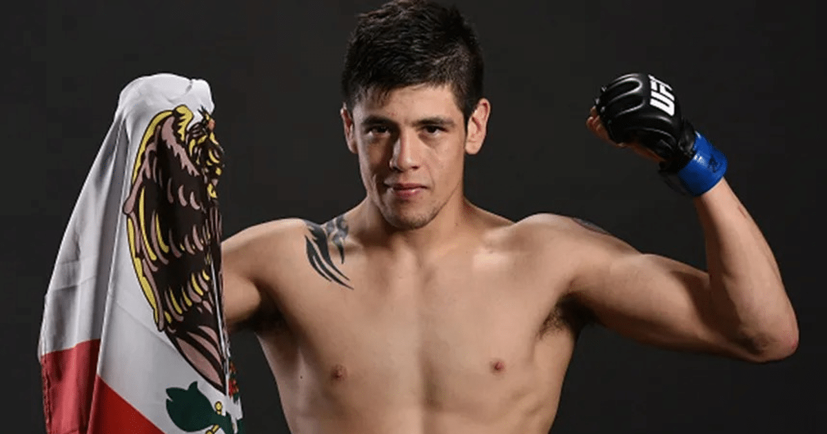 Brandon Moreno sosteniendo una bandera en pose de celebración, preparándose para UFC México.