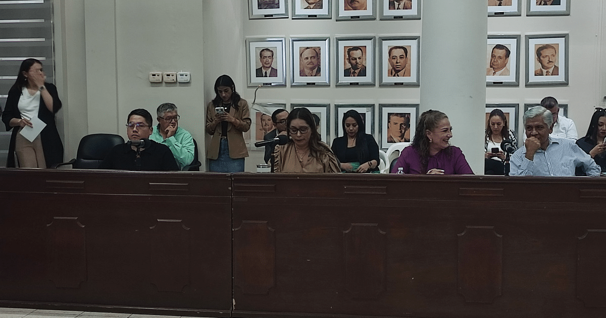 Regidores del cabildo de Mazatlán en acalorado debate durante sesión ordinaria.