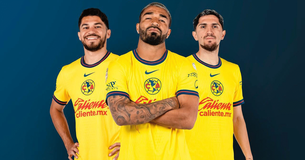 Tres jugadores del Club América posando con camisetas amarillas y fondo azul