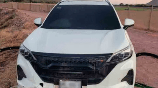 SUV blanco Dodge Journey 2025 en entorno rural, hallado en Guamúchil, Sinaloa