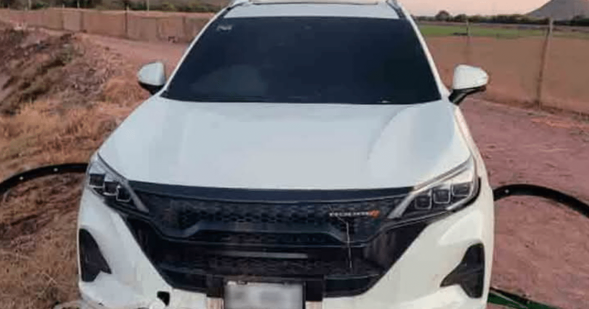SUV blanco Dodge Journey 2025 en entorno rural, hallado en Guamúchil, Sinaloa