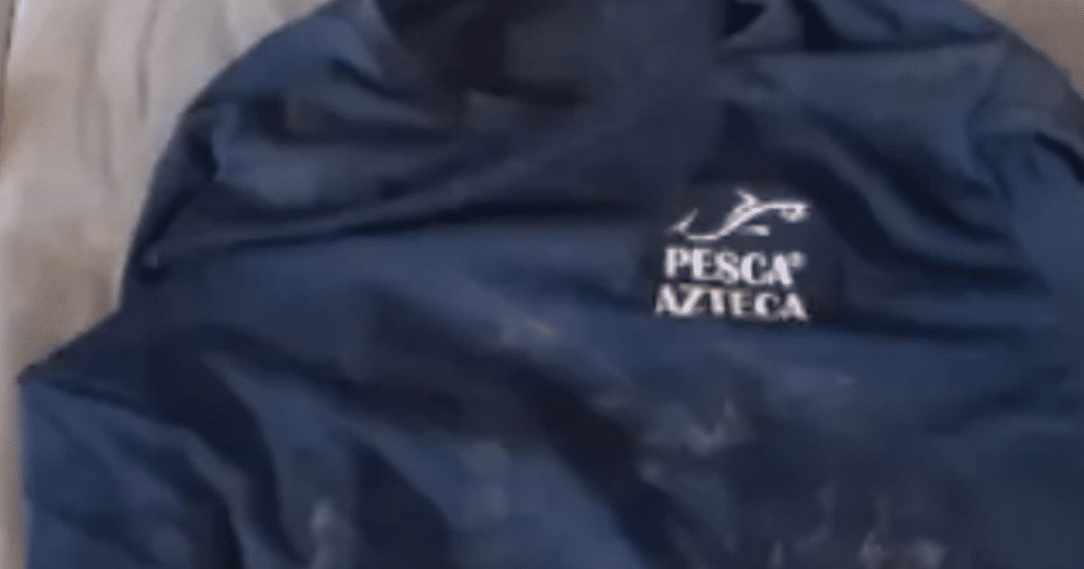 Camisa azul oscuro con logo de Pesca Azteca encontrada en Rancho Izaguirre