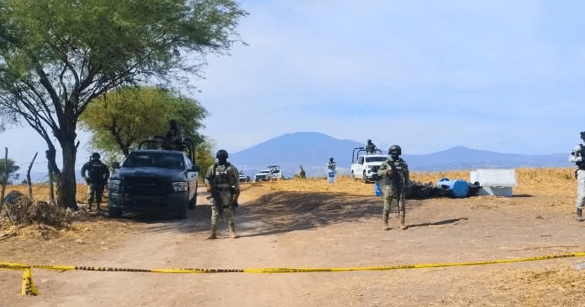 Operativo de seguridad en rancho La Vega, Jalisco, con agentes y vehículos en terreno agrícola.