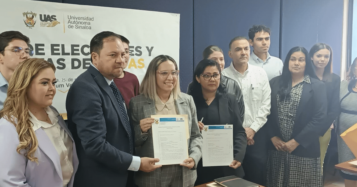 Personas posando con documentos en un evento formal en la Universidad Autónoma de Sinaloa.
