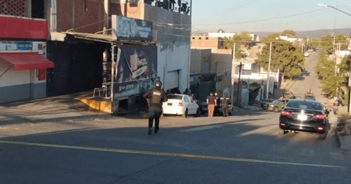 Calle en Culiacán con vehículos y fuerzas del orden tras ataque armado