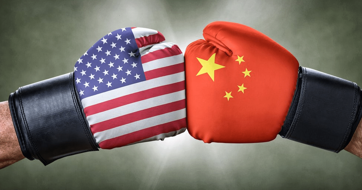 Guantes de boxeo con banderas de EE.UU. y China simbolizando confrontación estratégica.