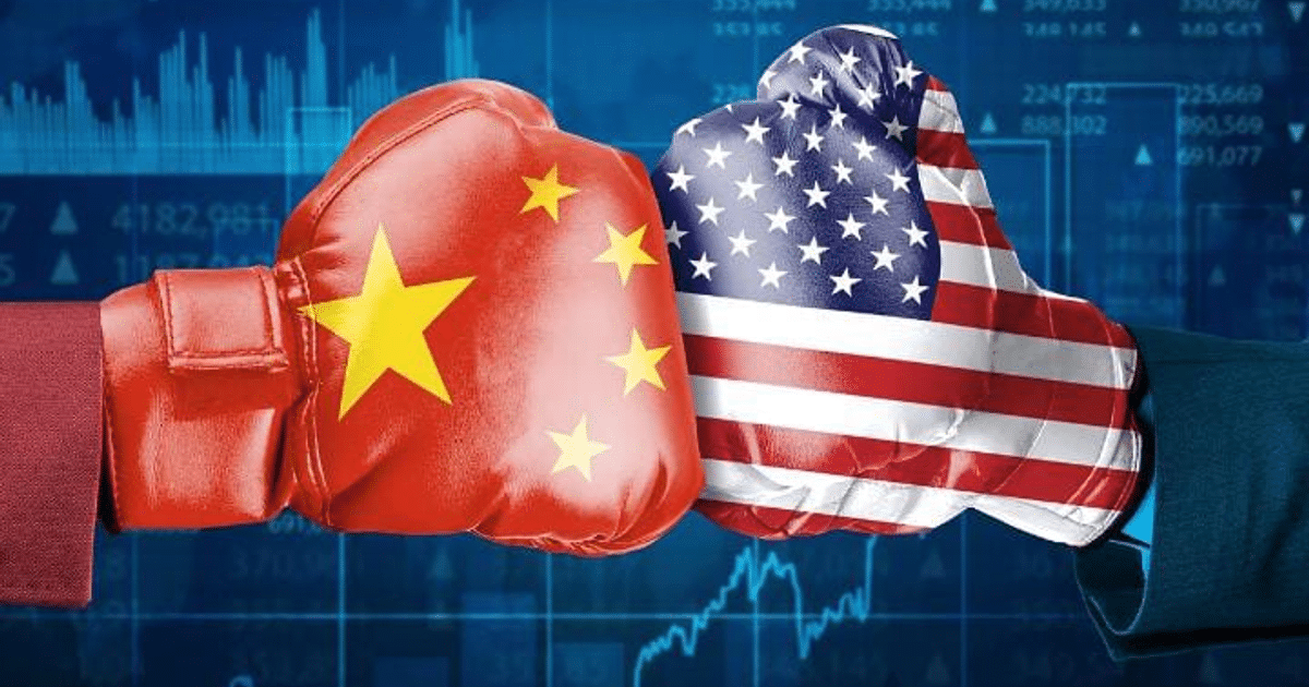 Guantes de boxeo con banderas de China y Estados Unidos simbolizando tensión comercial.