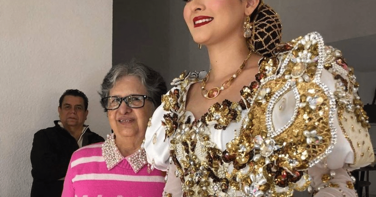 Dos mujeres y un hombre en una celebración, destacando el legado de Chita Sainz en el peinado artístico de Mazatlán.