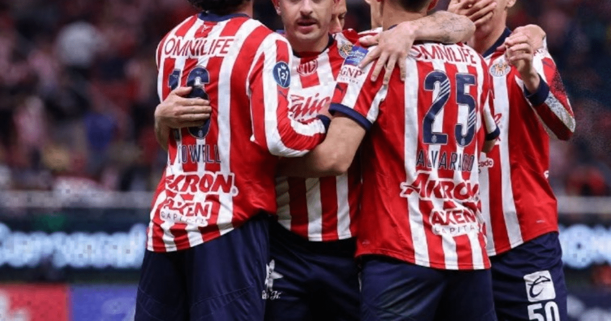 Jugadores de las Chivas celebrando un gol en el Estadio Akron