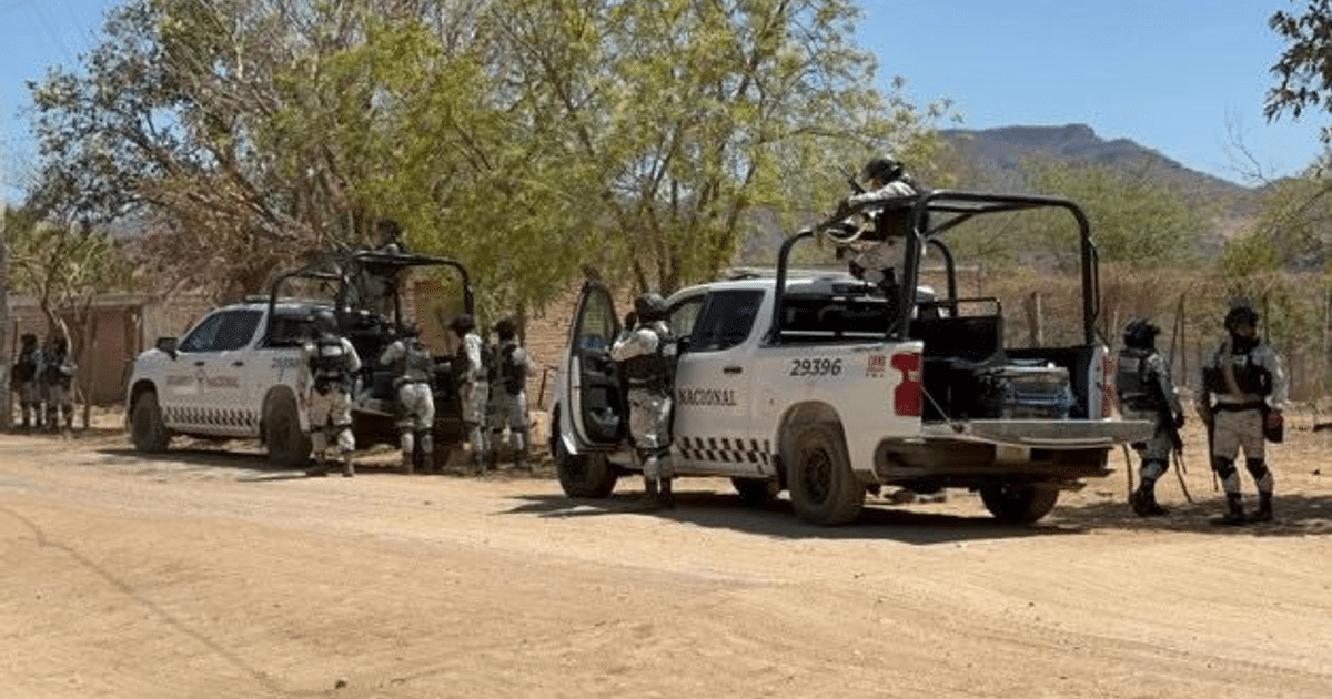 Vehículos de seguridad y personal militar en zona rural de Choix durante operativo tras enfrentamientos armados.
