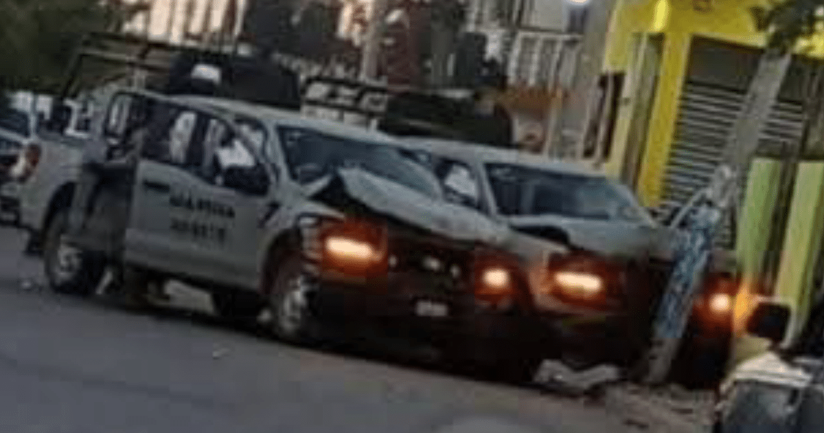 Choque entre camionetas de la Armada en Mazatlán, con daños visibles en el vehículo frontal.