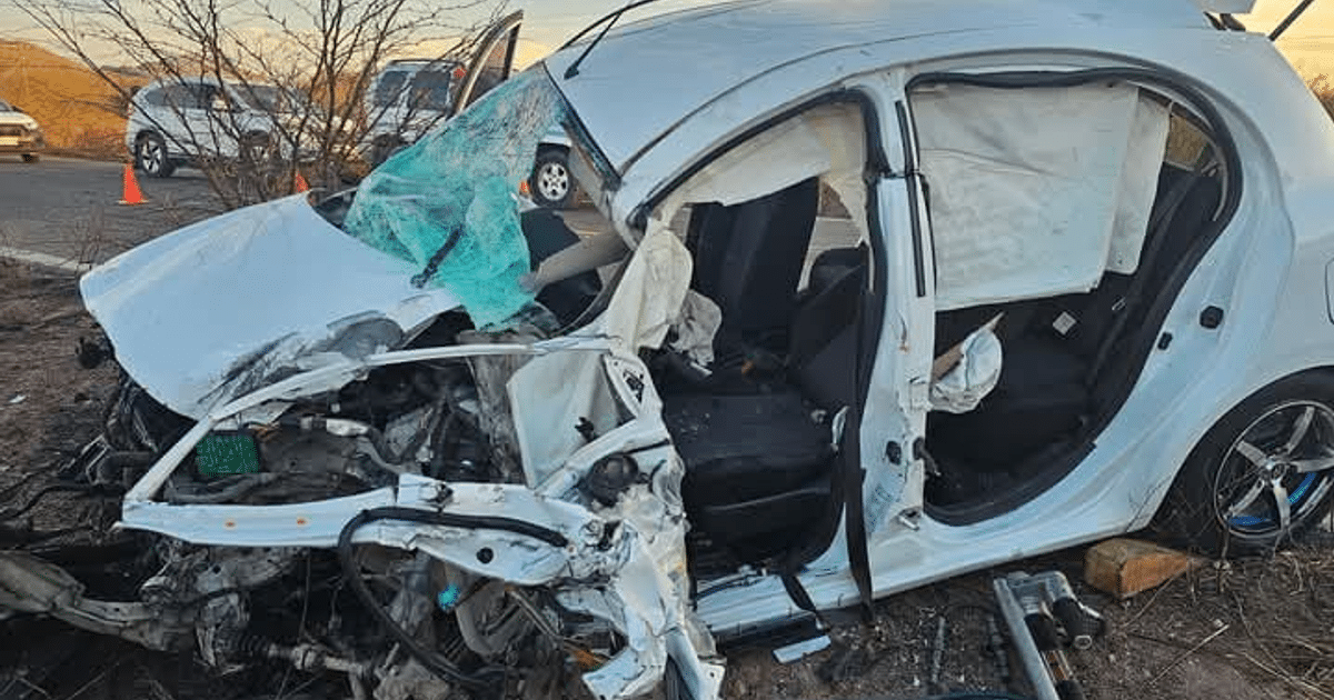 Automóvil blanco dañado tras accidente en carretera México 15