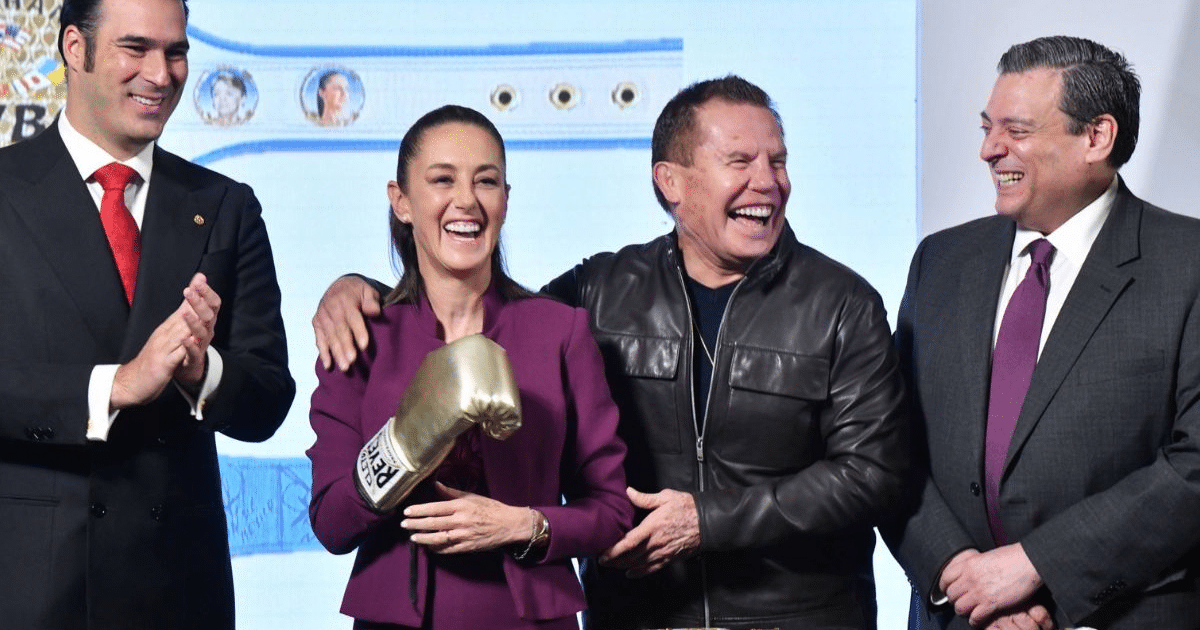 Personas sonriendo en un evento formal con un guante de boxeo dorado, relacionado con la Clase Nacional de Boxeo contra las adicciones.