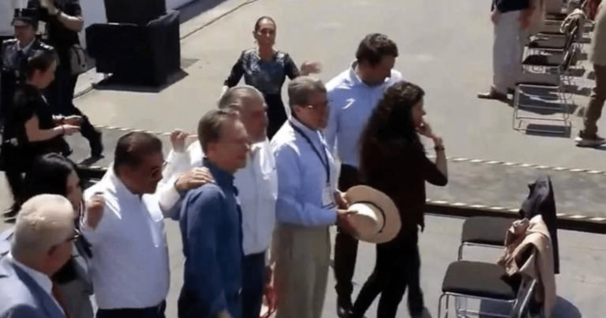 Grupo de personas en un evento al aire libre en el Zócalo de Ciudad de México, con la presidenta Claudia Sheinbaum presente.