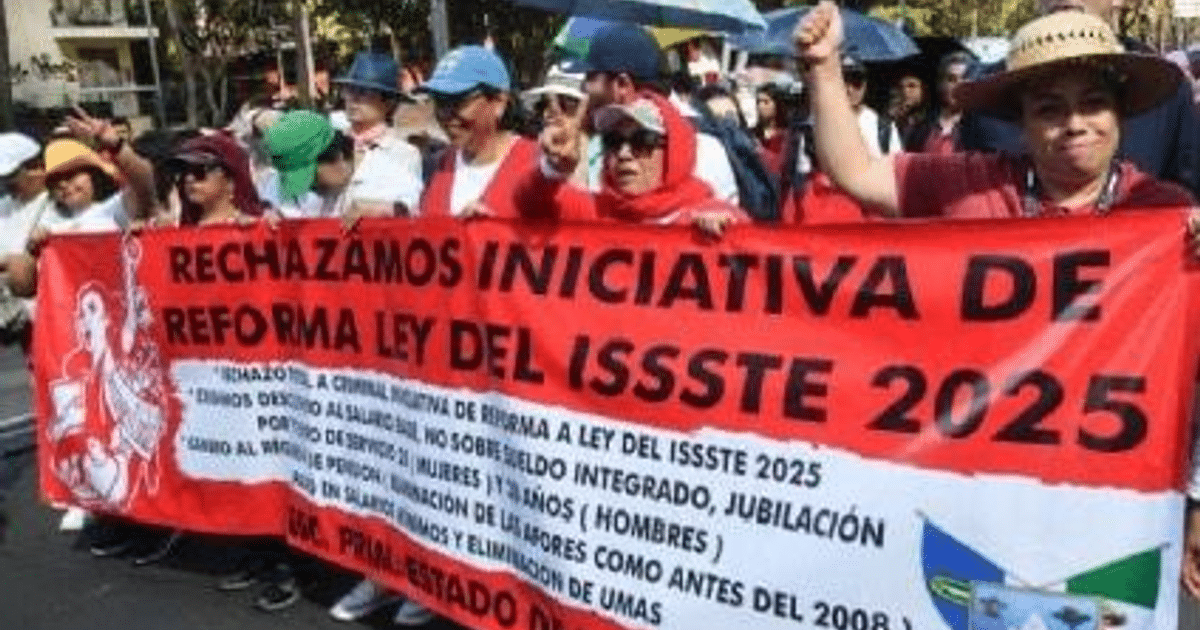 Protesta en México contra la reforma del ISSSTE 2025 con pancarta roja.