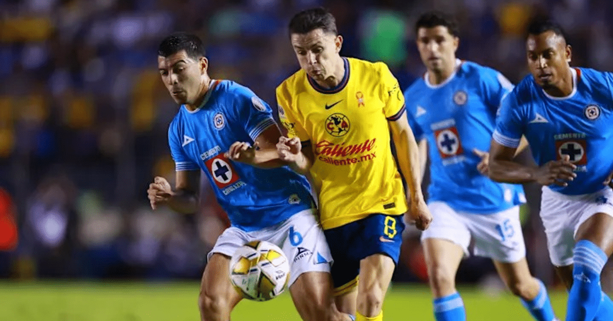 Jugadores de Cruz Azul y América compiten por el balón en el Clásico Joven
