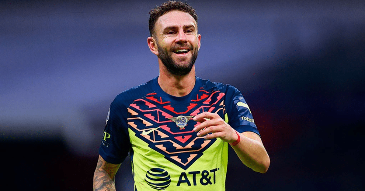 Jugador del Club América celebrando en el campo con el nuevo uniforme en el torneo TST.