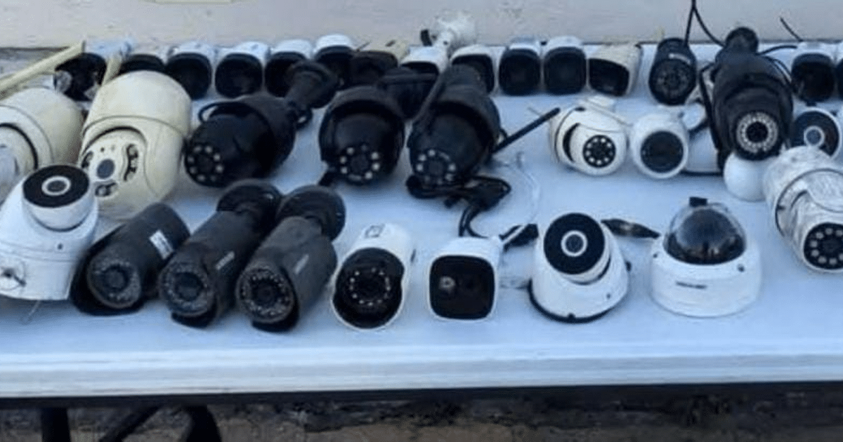 Varias cámaras de seguridad de diferentes modelos y colores sobre una mesa, relacionadas con el operativo en Culiacán.