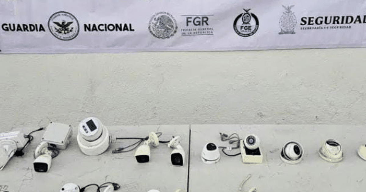 Mesa con cámaras de seguridad y banner de autoridades en operativo de Culiacancito.