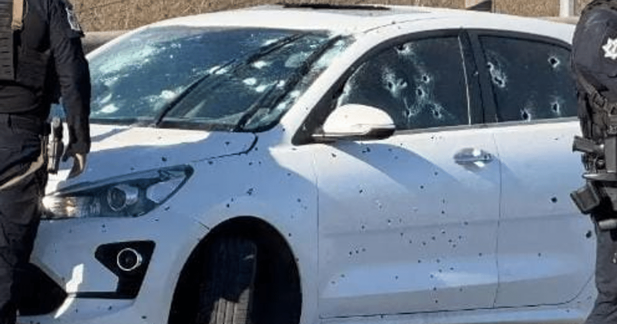 Automóvil blanco con impactos de bala y policías en Culiacán, Sinaloa.