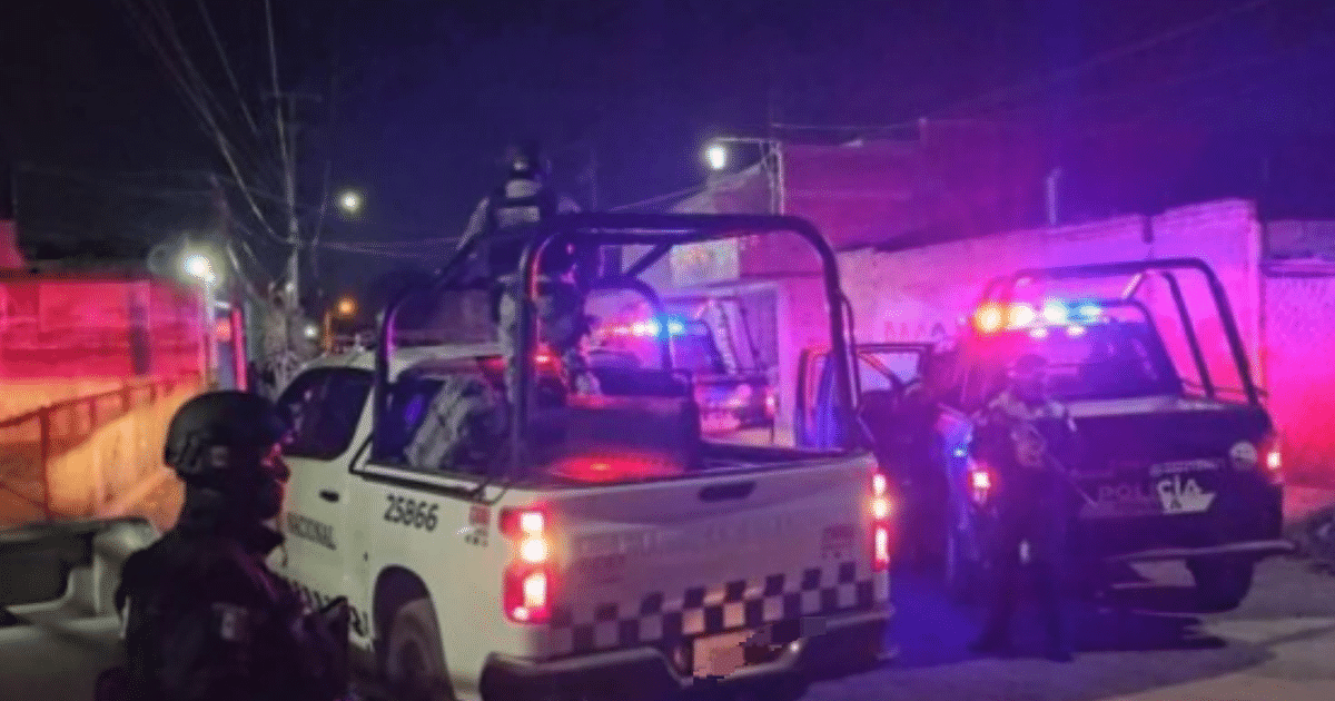 Operativo policial nocturno en Tonalá con vehículos y oficiales en equipo táctico.