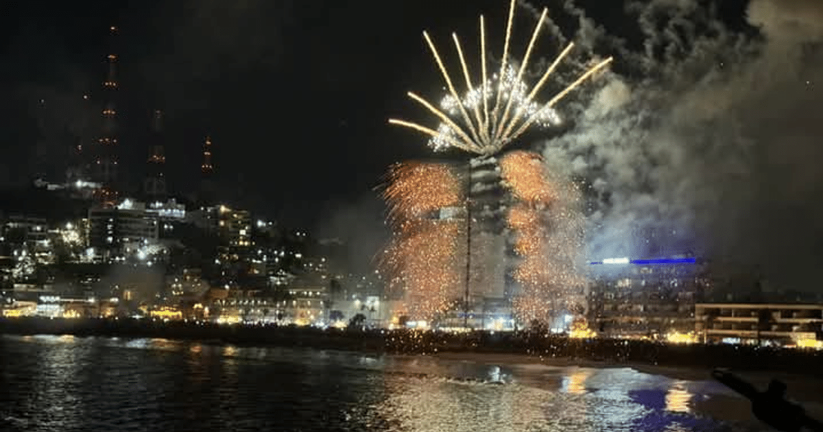 Fuegos artificiales iluminan el cielo nocturno sobre la bahía de Mazatlán durante el Carnaval 2025.