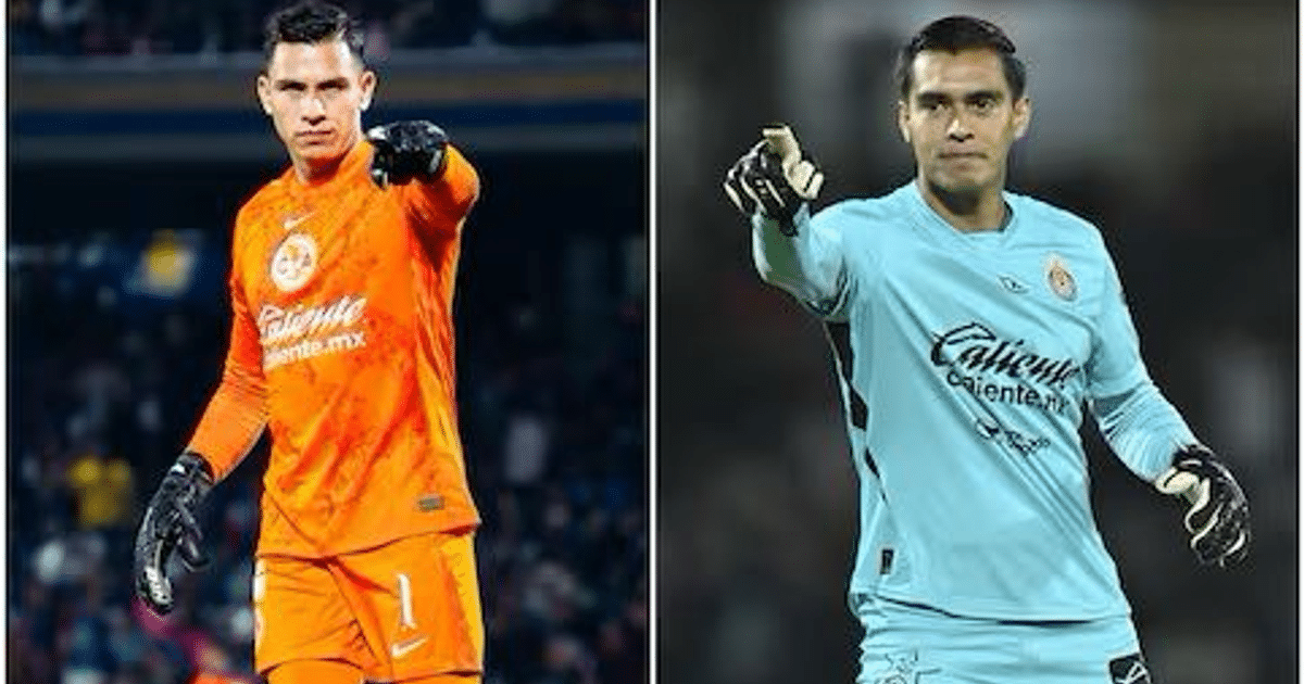 Dos porteros de fútbol, uno en naranja y otro en azul, dirigiendo a su equipo en el Clásico Nacional.