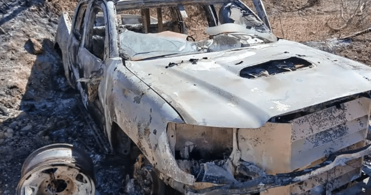 Vehículo calcinado con daños visibles en un entorno desolado, relacionado con enfrentamiento armado en Culiacán.