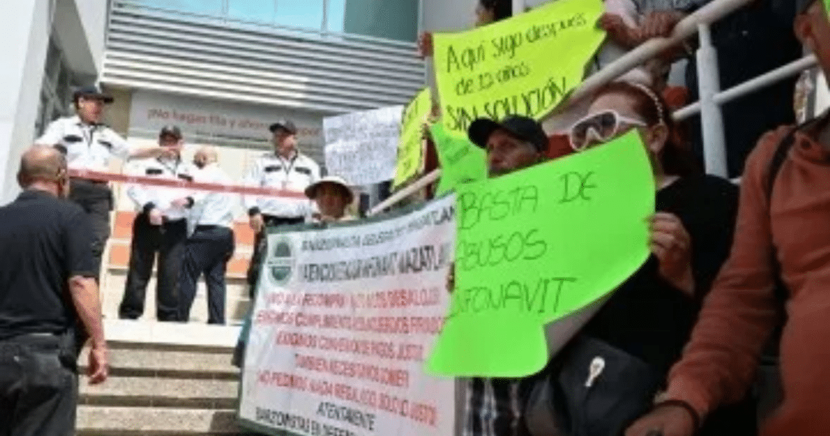 Protesta en Mazatlán contra Infonavit con pancartas y guardias de seguridad presentes