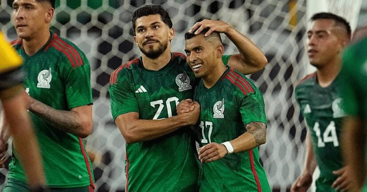 Jugadores de la Selección Mexicana celebrando en el estadio con camisetas verdes.
