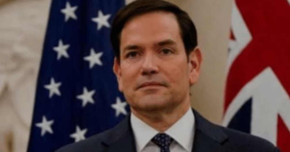 Banderas de Estados Unidos y Reino Unido simbolizando cooperación internacional.