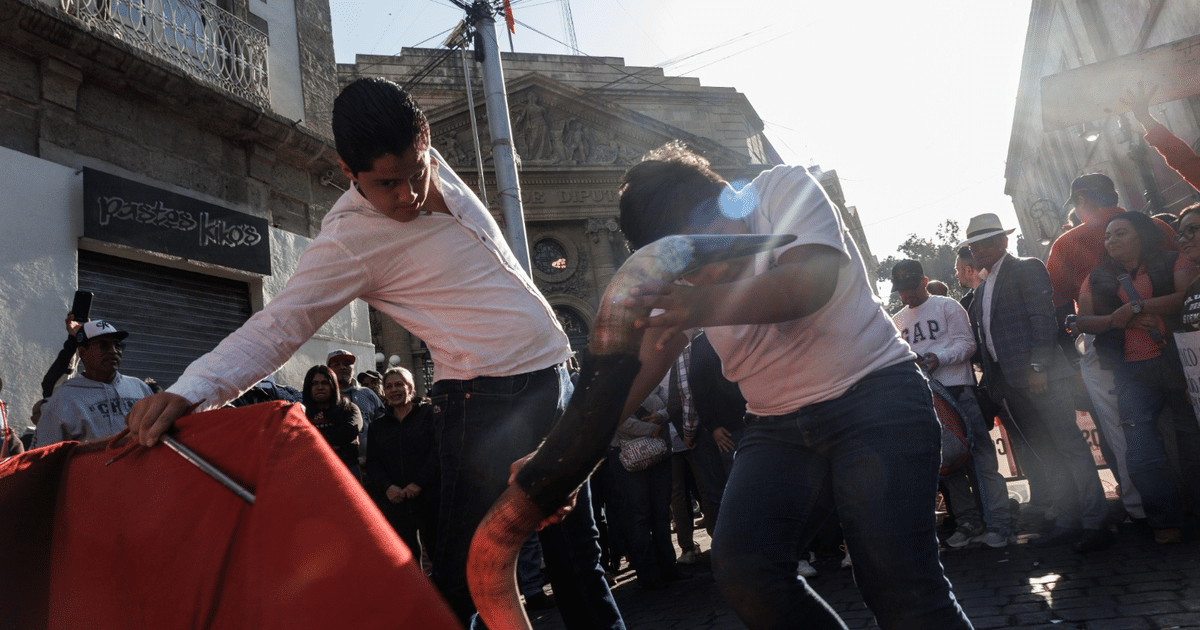 Jóvenes en manifestación cultural por tauromaquia sin maltrato en el Hemiciclo a Juárez