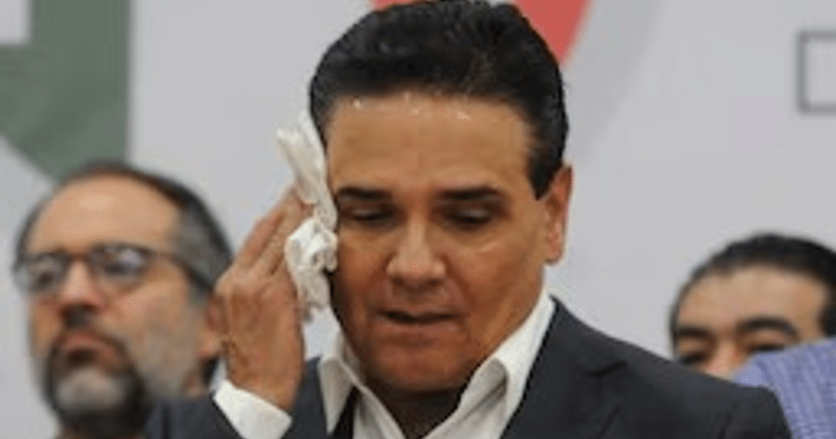 Hombre limpiándose la frente con un pañuelo, vinculado a la corrupción en Michoacán.