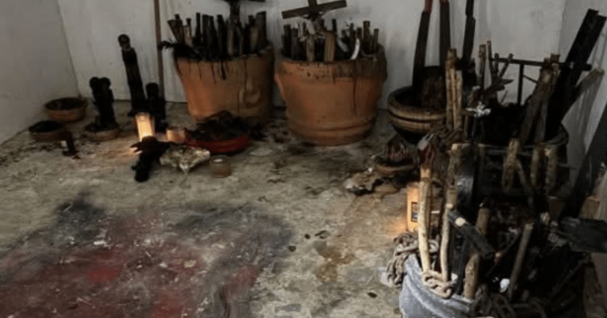 Espacio ritual con objetos esotéricos y velas encendidas descubierto en Morelos
