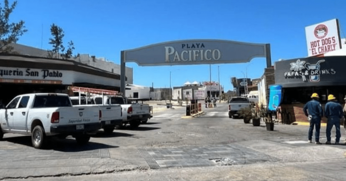 Calle hacia Playa Pacífico con camiones y locales comerciales