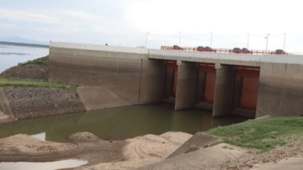 Vista de la presa Josefa Ortiz de Domínguez con compuertas y lecho de río seco, reflejando la crisis hídrica en Sinaloa.