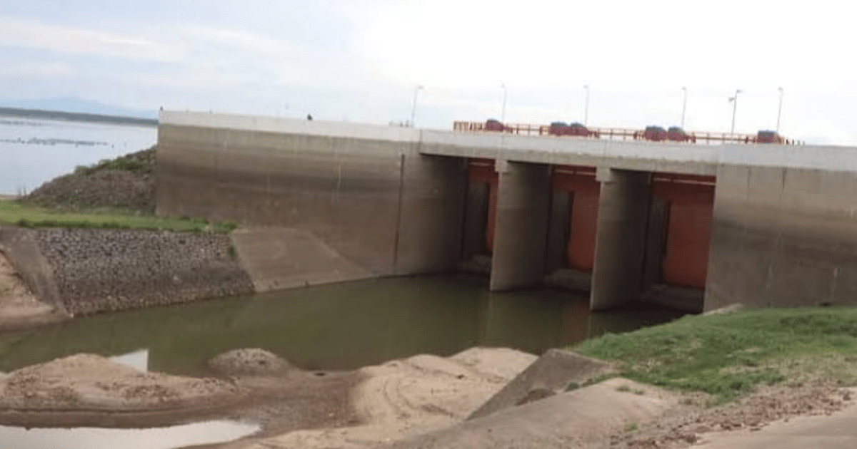 Vista de la presa Josefa Ortiz de Domínguez con compuertas y lecho de río seco, reflejando la crisis hídrica en Sinaloa.