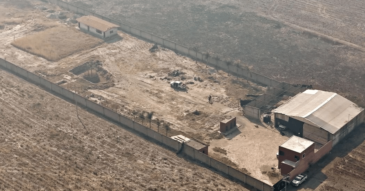 Vista aérea de rancho en Teuchitlán, Jalisco, con construcciones y áreas áridas.
